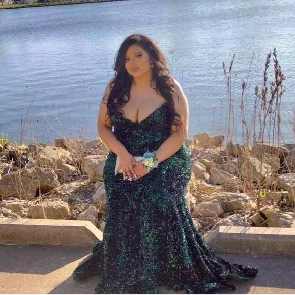 PORTIA&SCARLETT Green Sequin Embellished Sweetheart Prom Gown - Picture 4 of 5